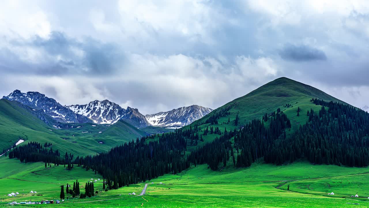 新疆的绿色草原与山地景观视频素材