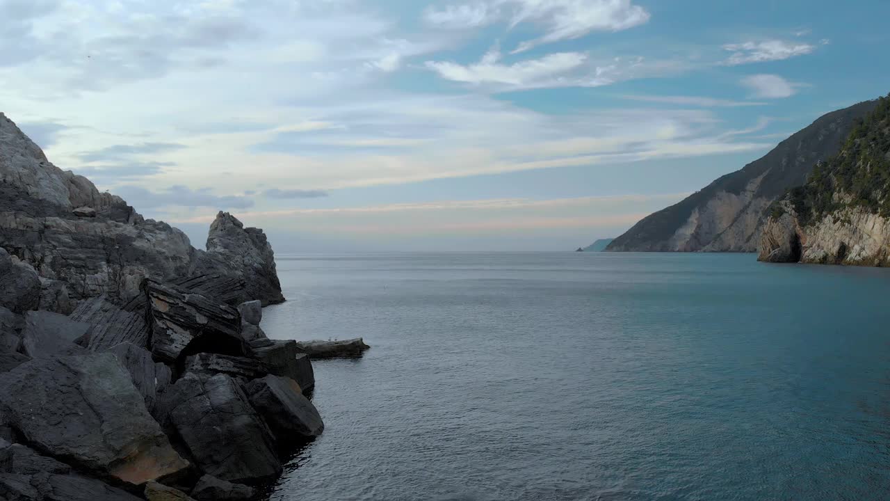 波尔图维内雷村风景如画的海岸线的美丽鸟瞰图视频素材