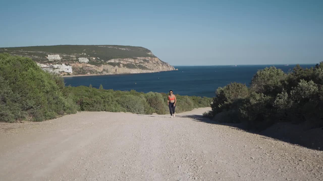 Top view of athlete running in Arrábida Natural Park视频素材