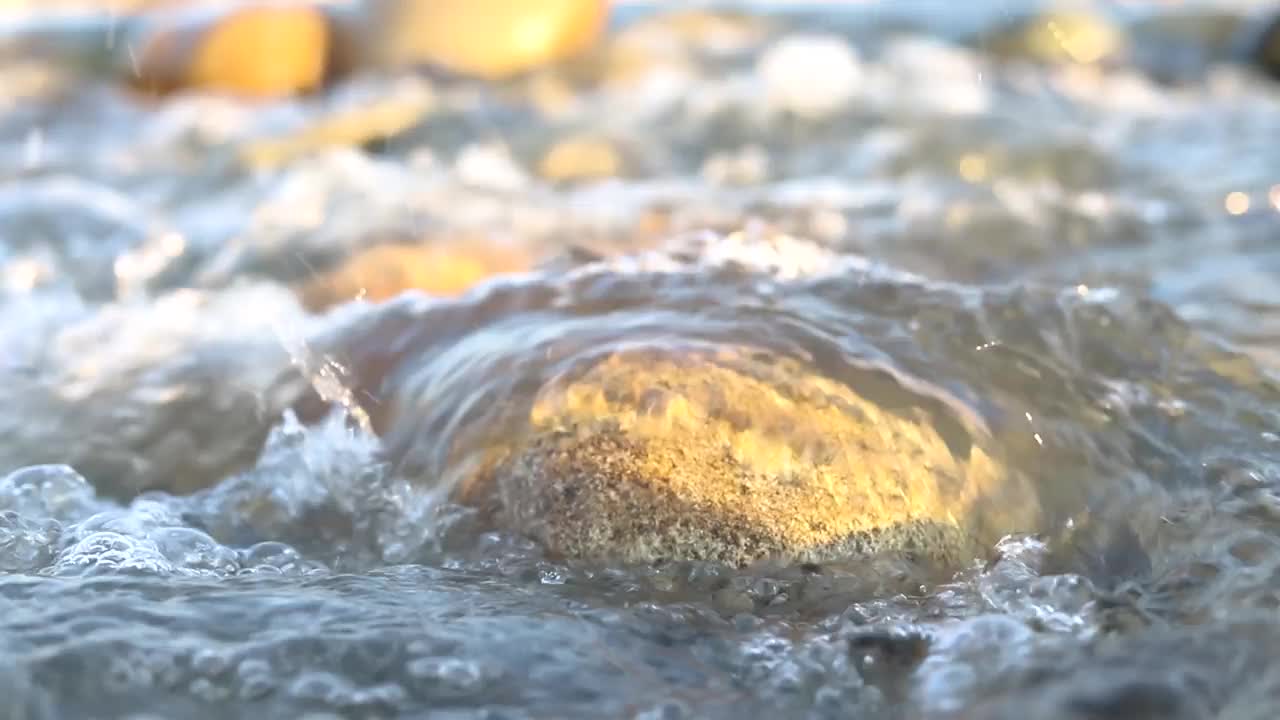 一条流过石头和鹅卵石的河流视频素材