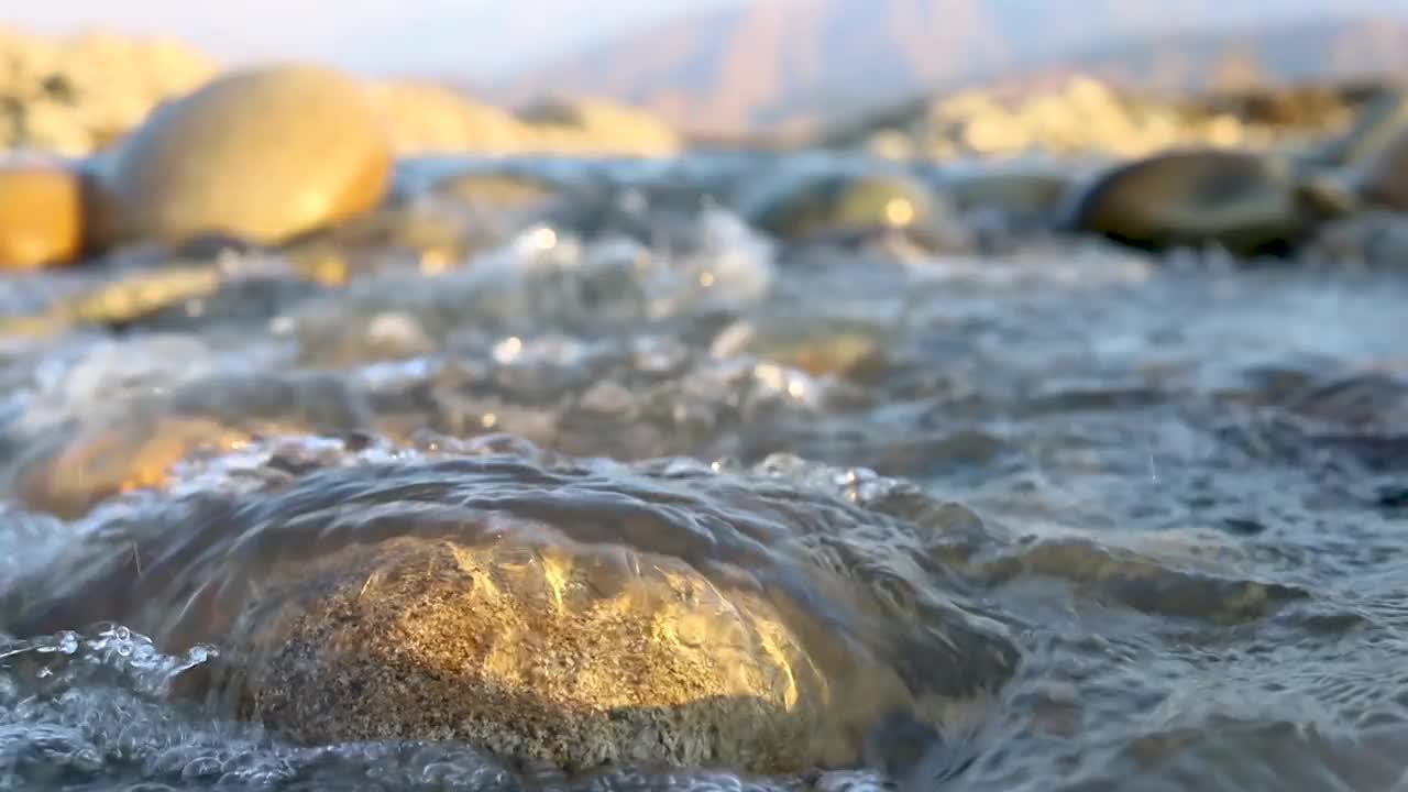 急流在快速流动的河流接近。视频素材