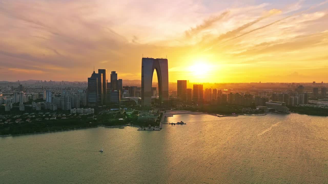 夕阳下的苏州天际线和现代建筑视频素材