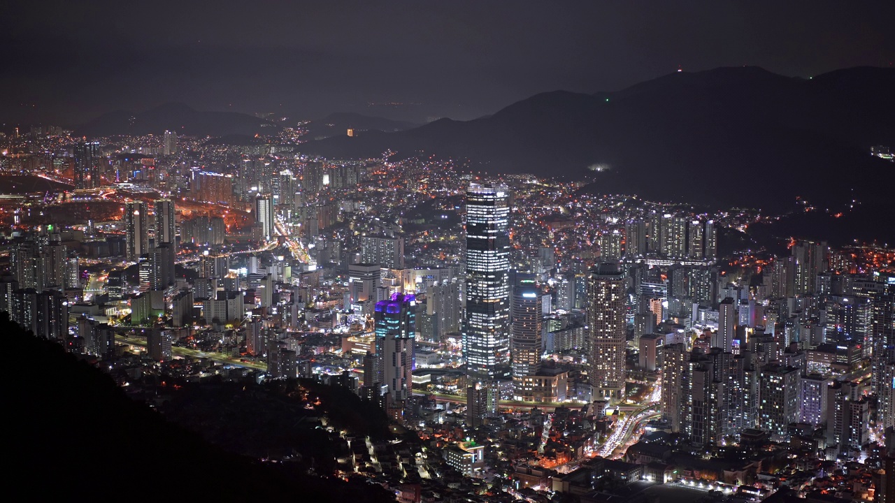 夜间釜山国际金融中心附近的市中心/韩国釜山南区视频素材