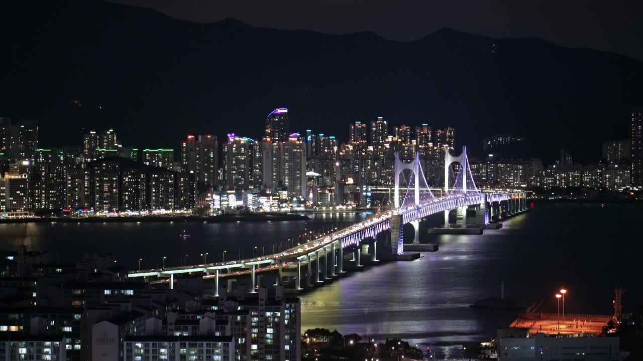 市中心——韩国釜山南区水永区夜间广安达桥附近的公寓大楼视频素材