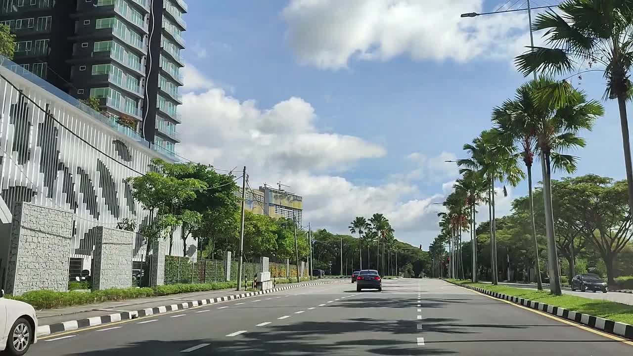 在高速公路上行驶，车辆，汽车，树木，建筑物，云，山视频素材