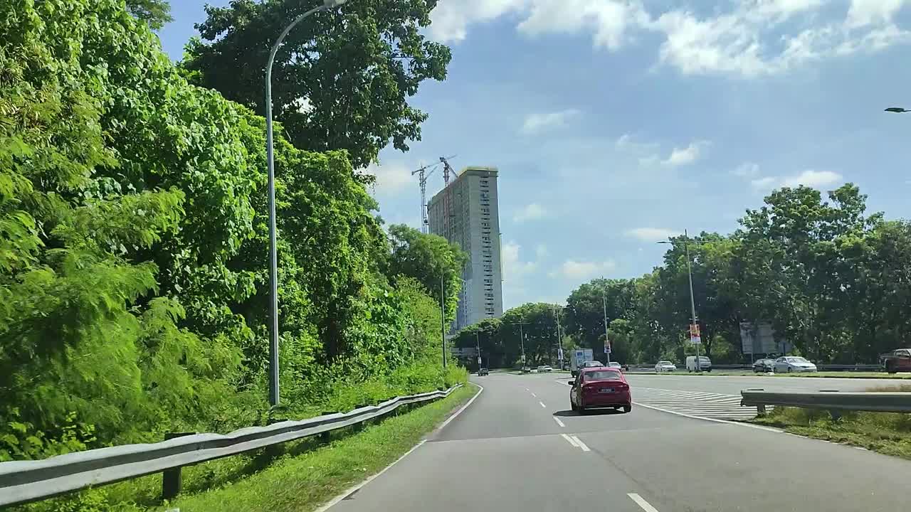 在高速公路上行驶，车辆，汽车，树木，建筑物，云，山视频素材