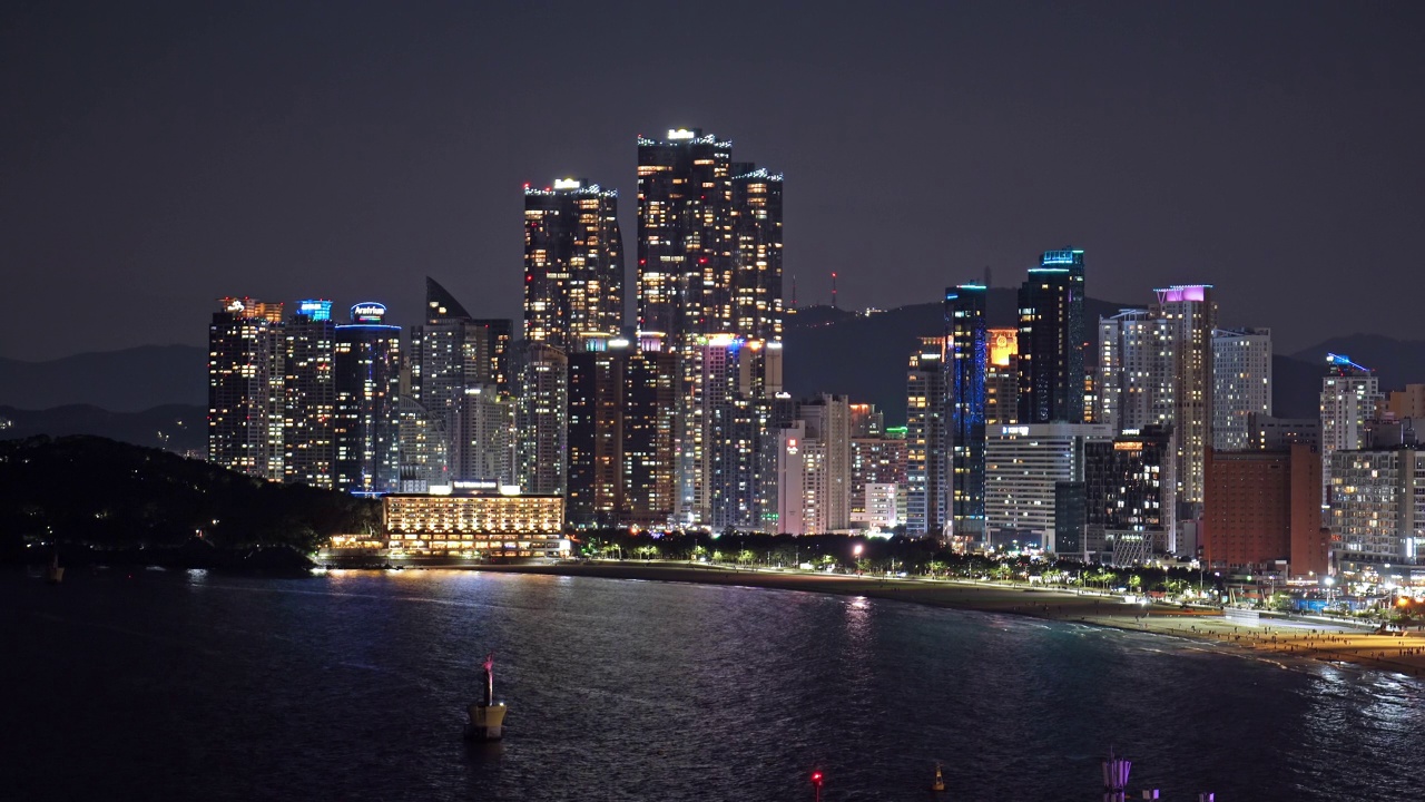 海云台海滩附近的市中心，夜晚的摩天大楼和多功能公寓/釜山海云台区视频素材