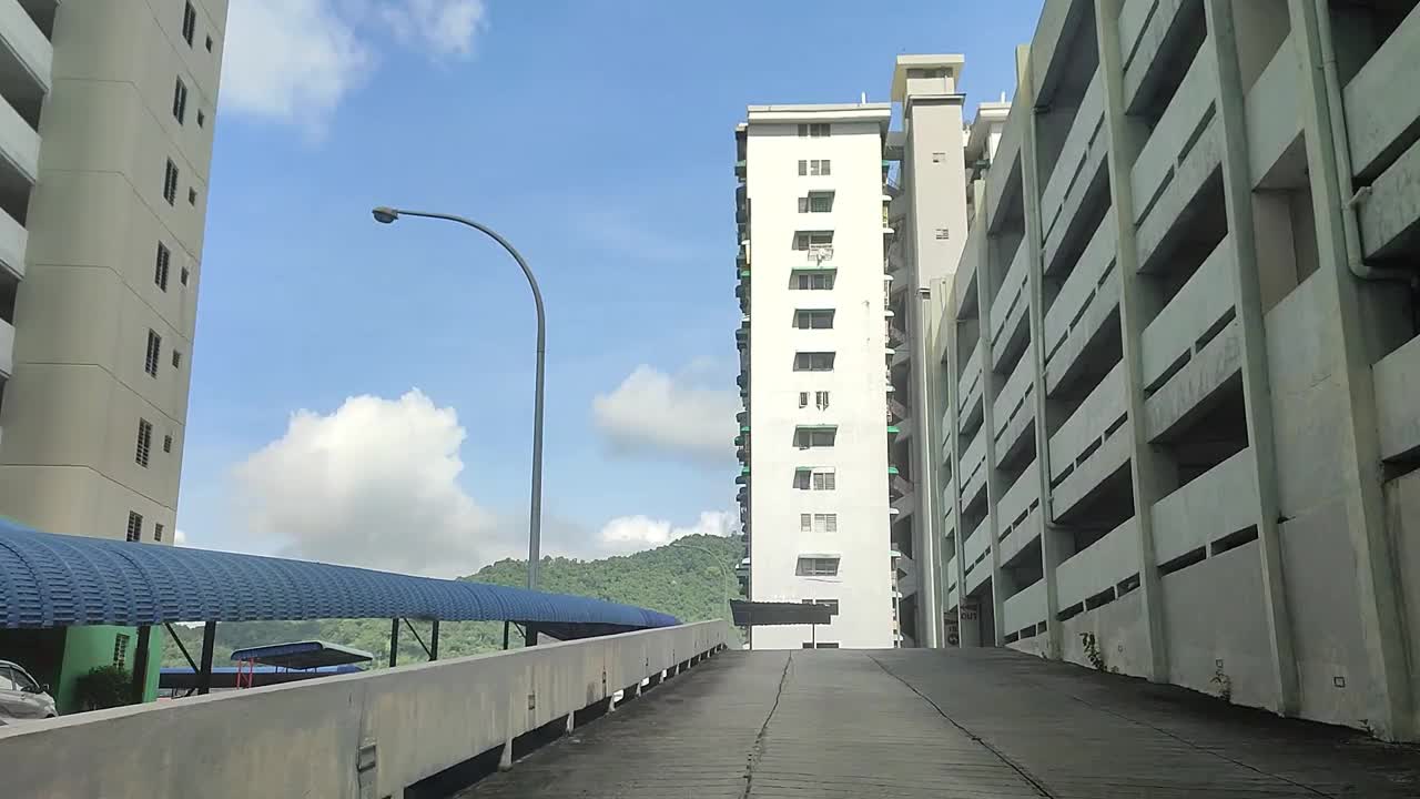 在高速公路上行驶，车辆，汽车，树木，建筑物，云，山视频素材