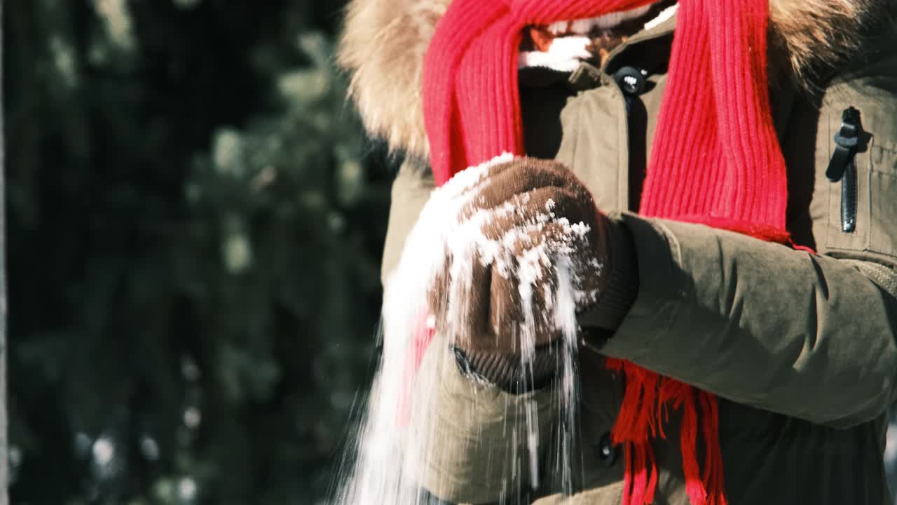 女人们的手正在做雪球视频素材