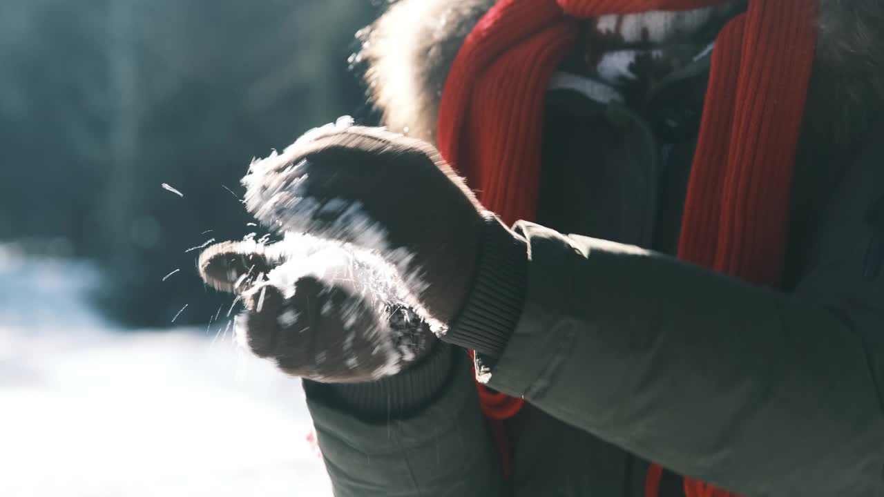 女人们的手正在做雪球视频素材