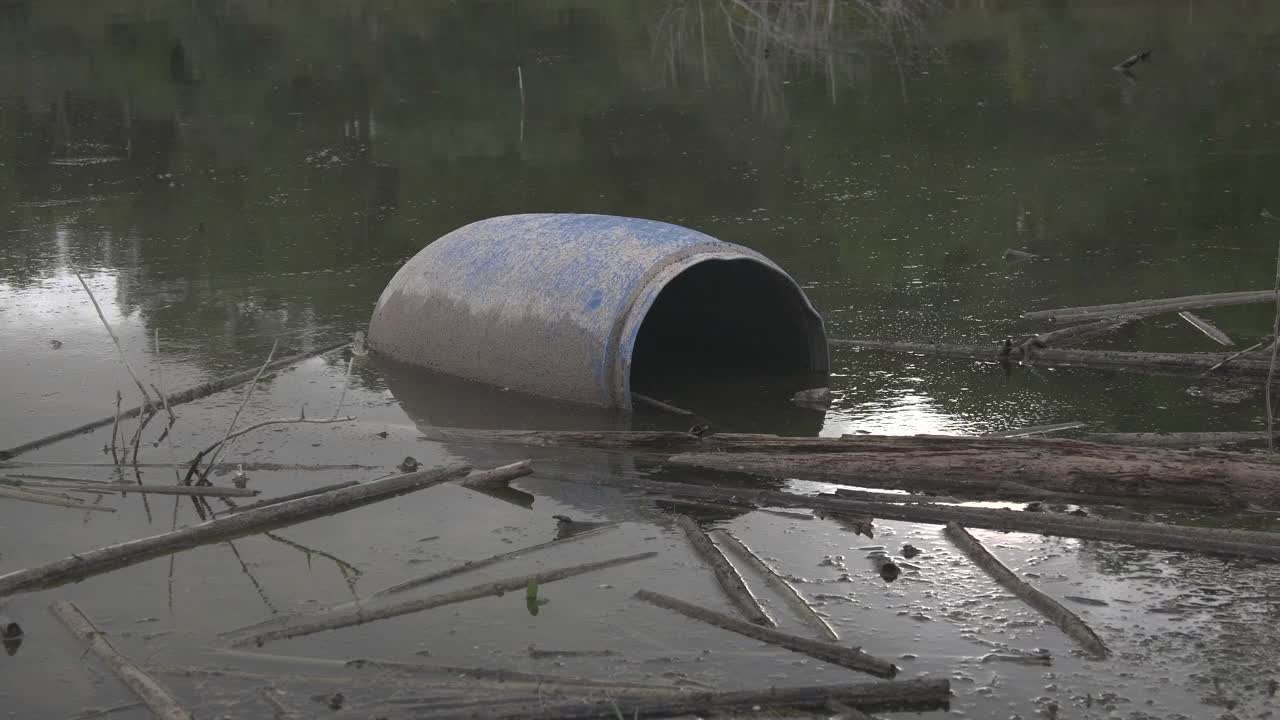 水库岸边有垃圾和被污染的水。视频素材