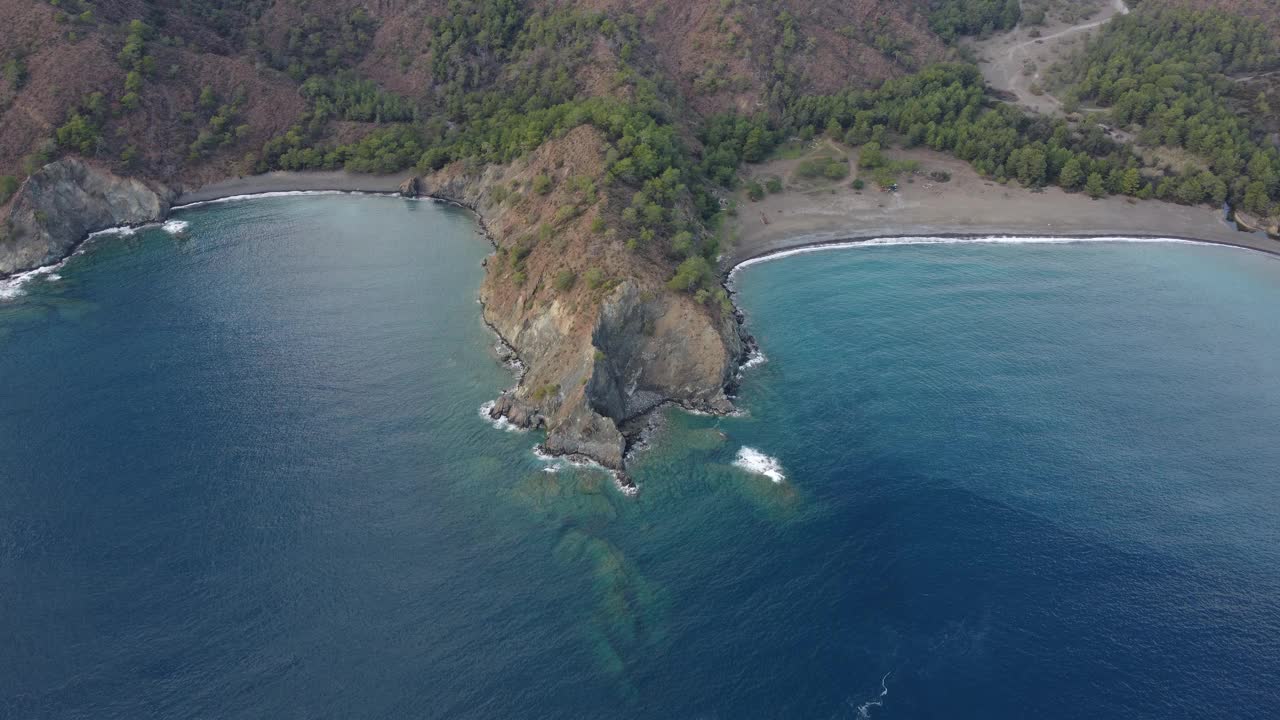 无人机拍摄的美丽的海湾，背景是群山视频下载