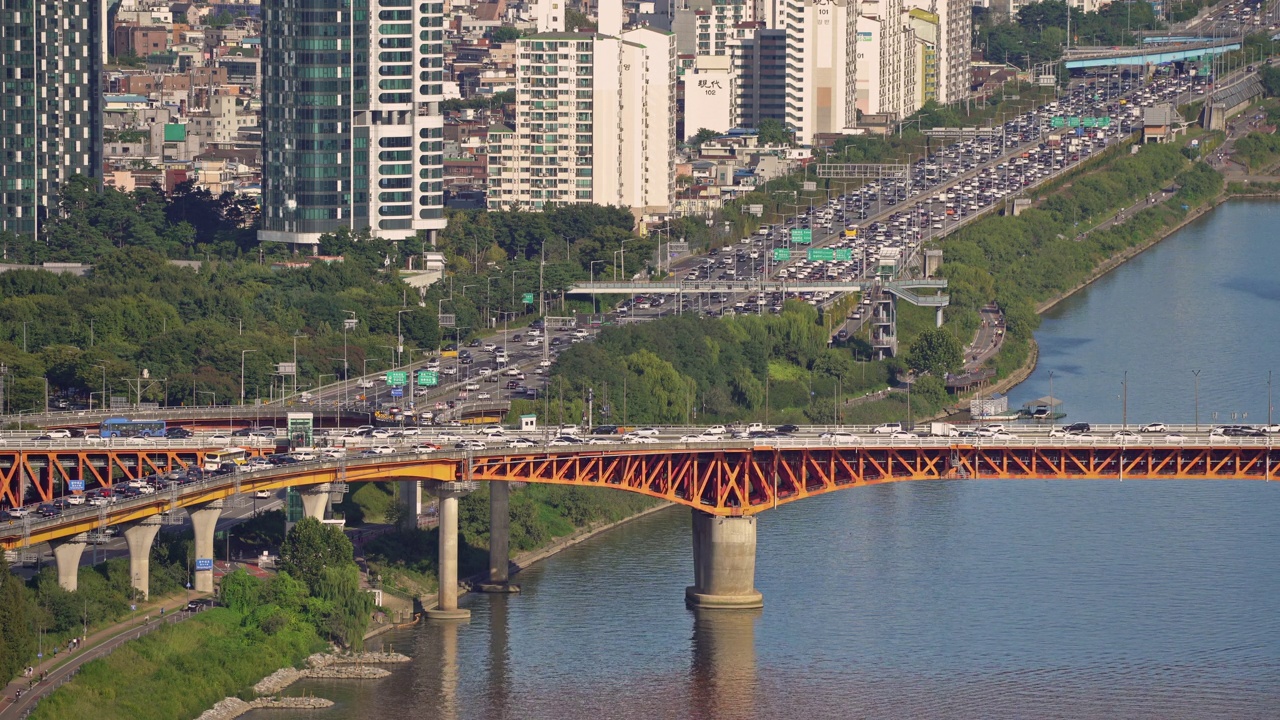 白天汉江、城水大桥、江边高速公路附近的市中心/首尔广津区城东区视频素材