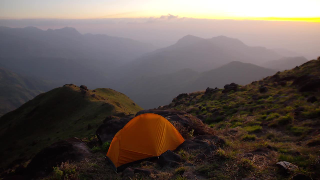 在山上露营，在高山上搭帐篷。视频素材