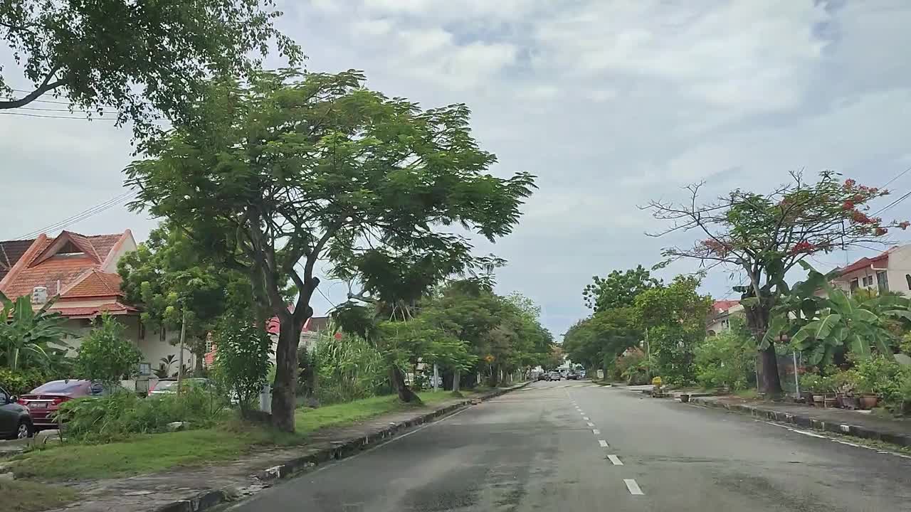 行驶在有车辆的小路上，树木，蓝色和多云的天空视频素材