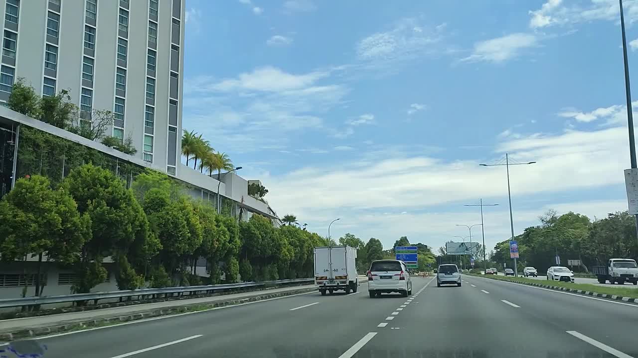高速公路驾车公路,树,热带,建筑,标志,天空视频素材