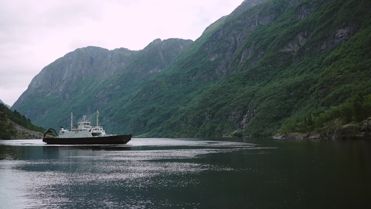 挪威峡湾渡船的风景视频素材