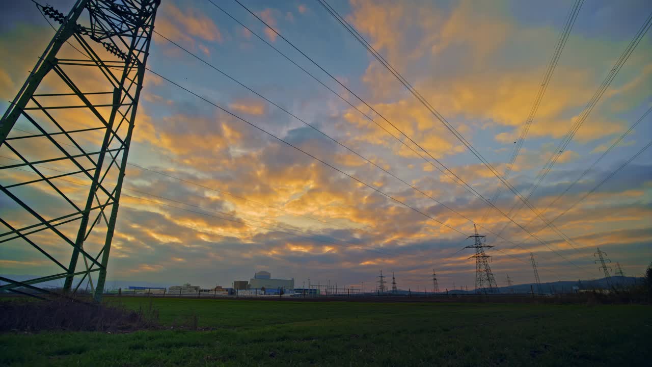 核电站的架空电线铺设在农村的耕地上视频素材