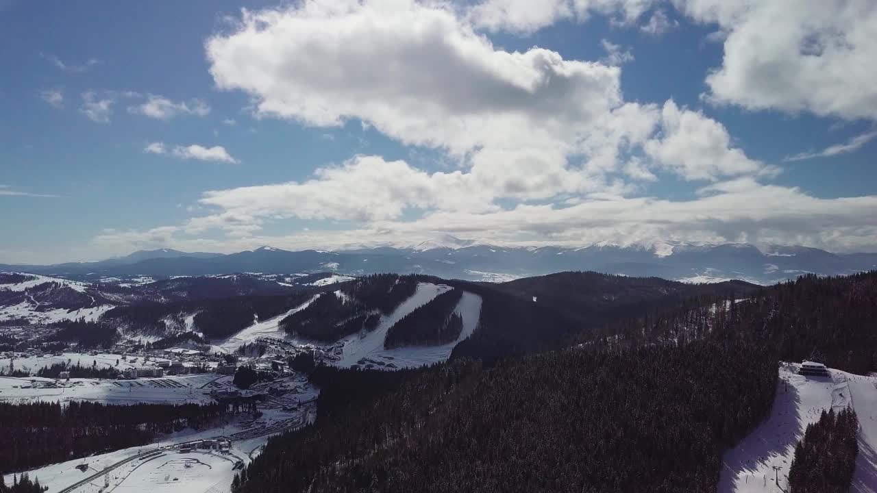 在阳光明媚的冬日，无人机拍摄了喀尔巴阡山脉和滑雪道。乌克兰西部活跃旅游的热门旅游目的地视频素材