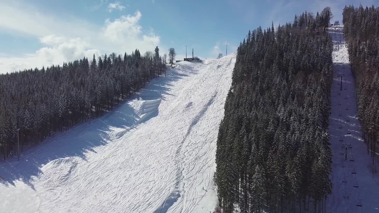 无人机拍摄的喀尔巴阡冬季公园滑雪跑道。乌克兰西部的热门旅游目的地视频素材