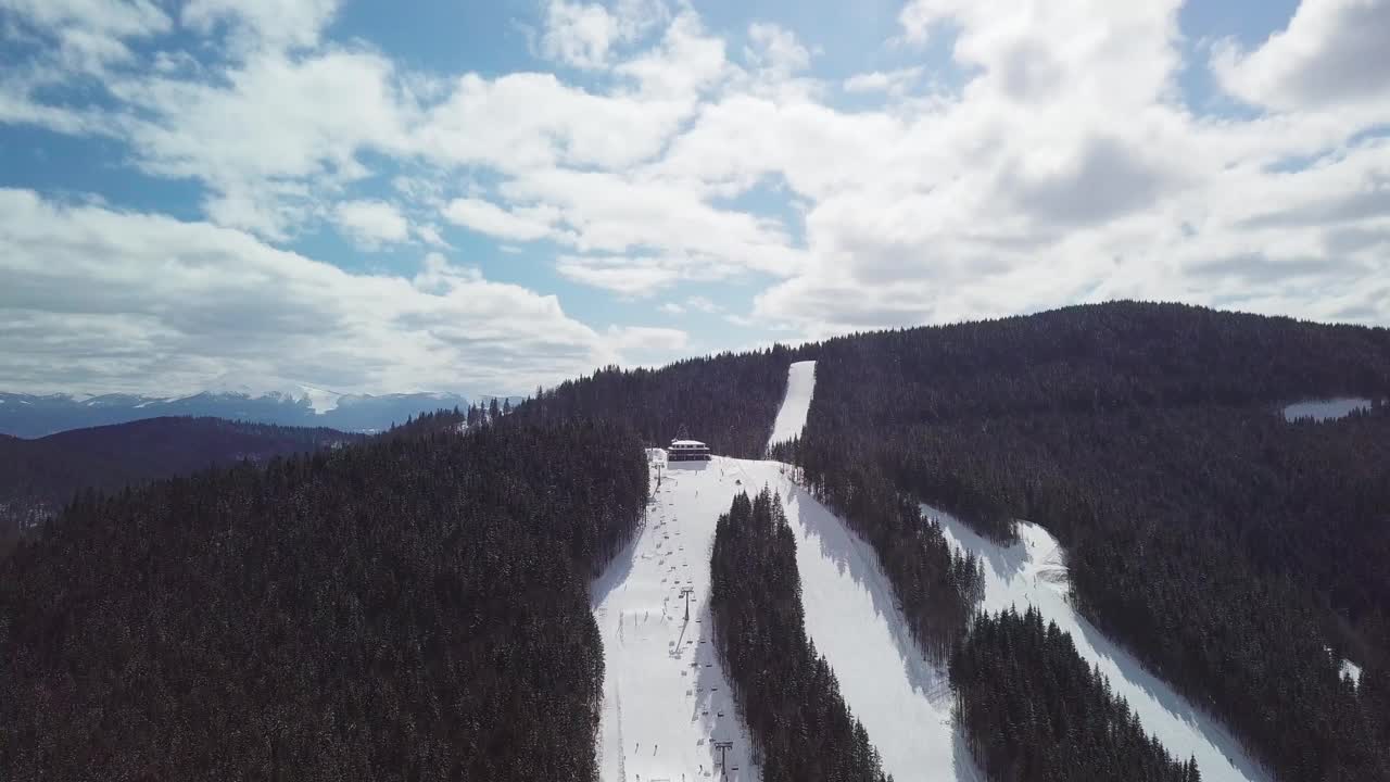 无人机拍摄的滑雪场跑道。乌克兰西部喀尔巴阡冬季公园用飞行相机从上空拍摄视频素材