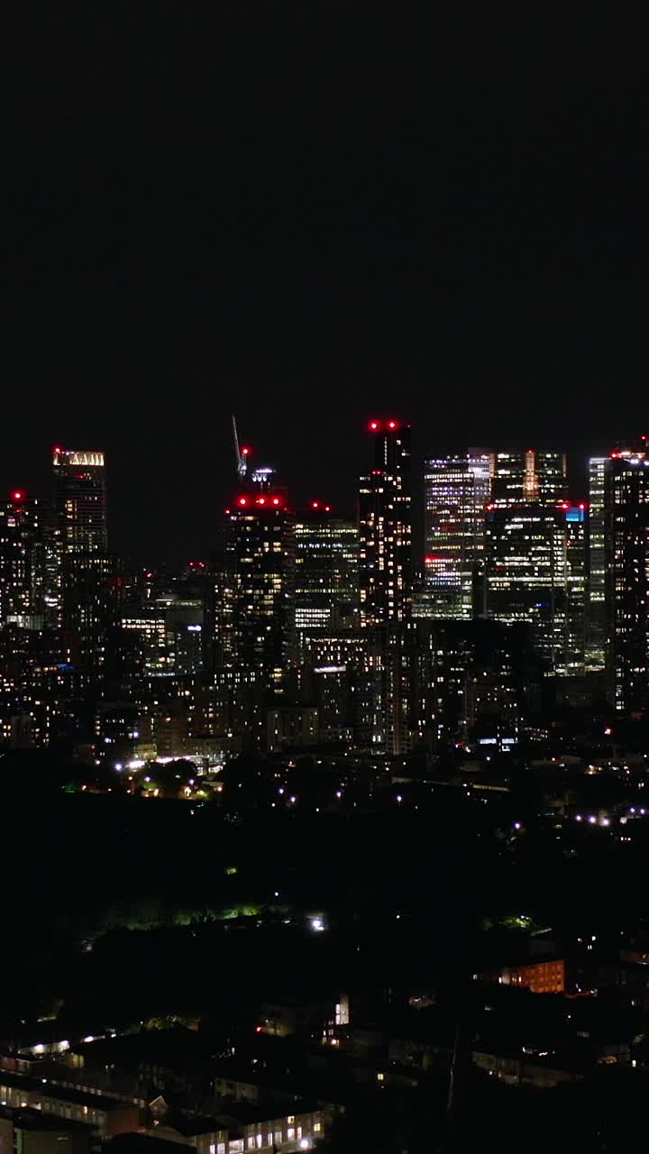 夜晚的城市，摩天大楼在地平线上闪闪发光，航拍视频素材