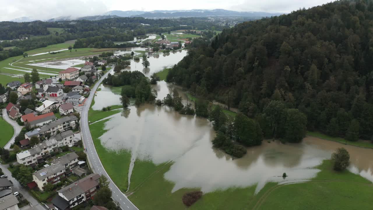 山谷里的洪水，威胁居民建筑的水，鸟瞰图视频素材