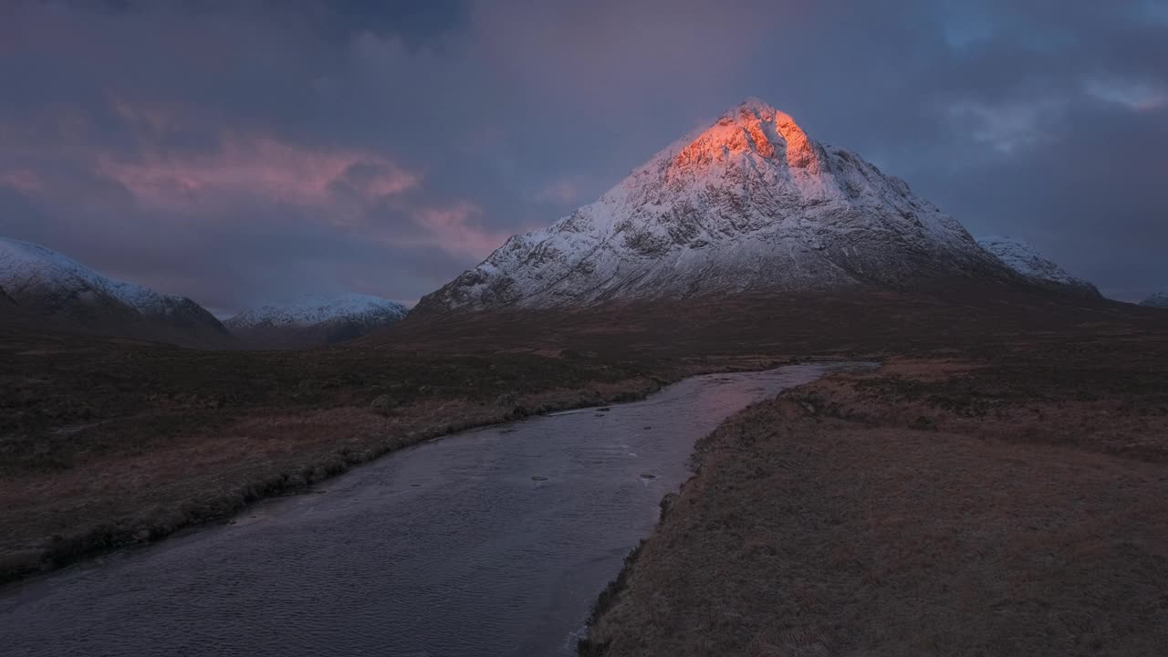 4k镜头拍摄了白雪皑皑的Buachaille Etive Mor山和日出时的科河视频下载