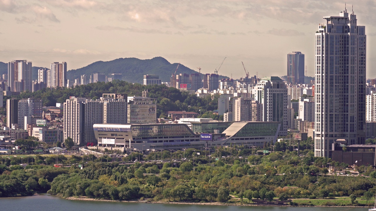 首尔永登浦区，汉江附近的市中心，汝矣岛区，鹭梁津水产批发市场和奥林匹克高速公路视频素材