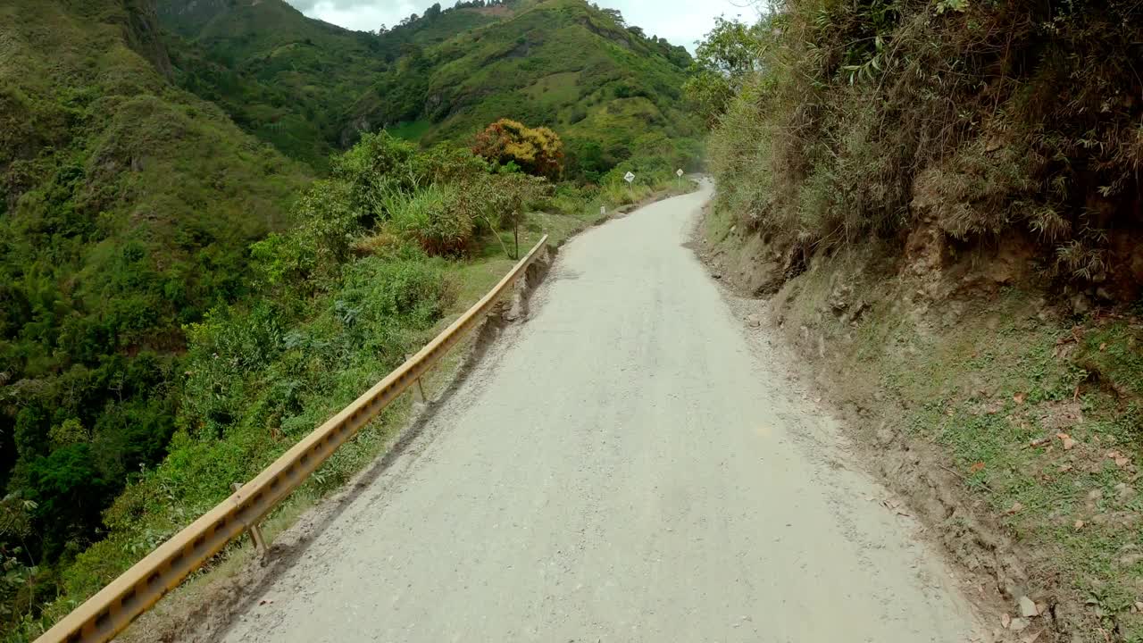 在南美山区开车旅行视频素材