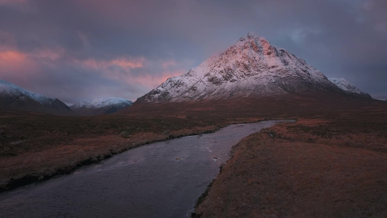 4k镜头拍摄了白雪皑皑的Buachaille Etive Mor山和日出时的科河视频下载