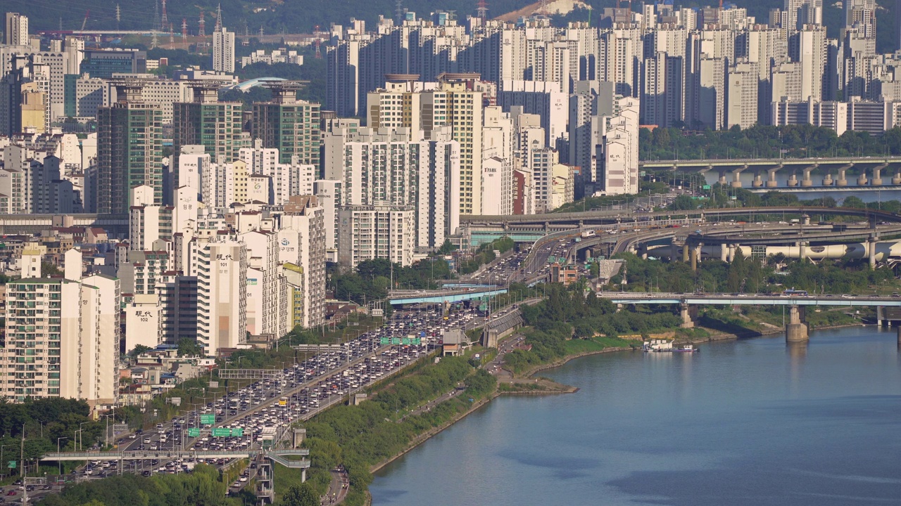 首尔广津区，汉江、江边高速公路、永东大桥和白天公寓附近的市中心视频素材