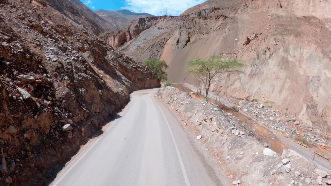 美丽的山路柏油路在大自然中视频素材