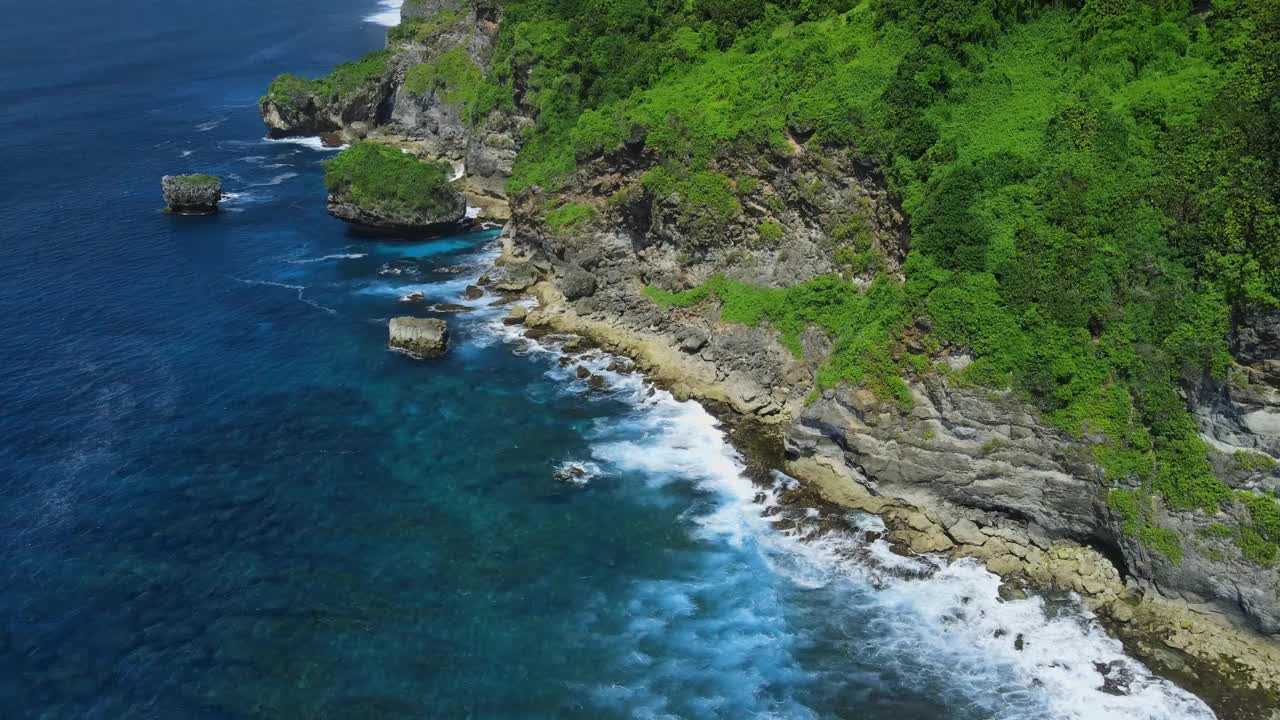 夏威夷有风景优美的岩石和蓝色的海浪的海洋景观。鸟瞰图。视频素材