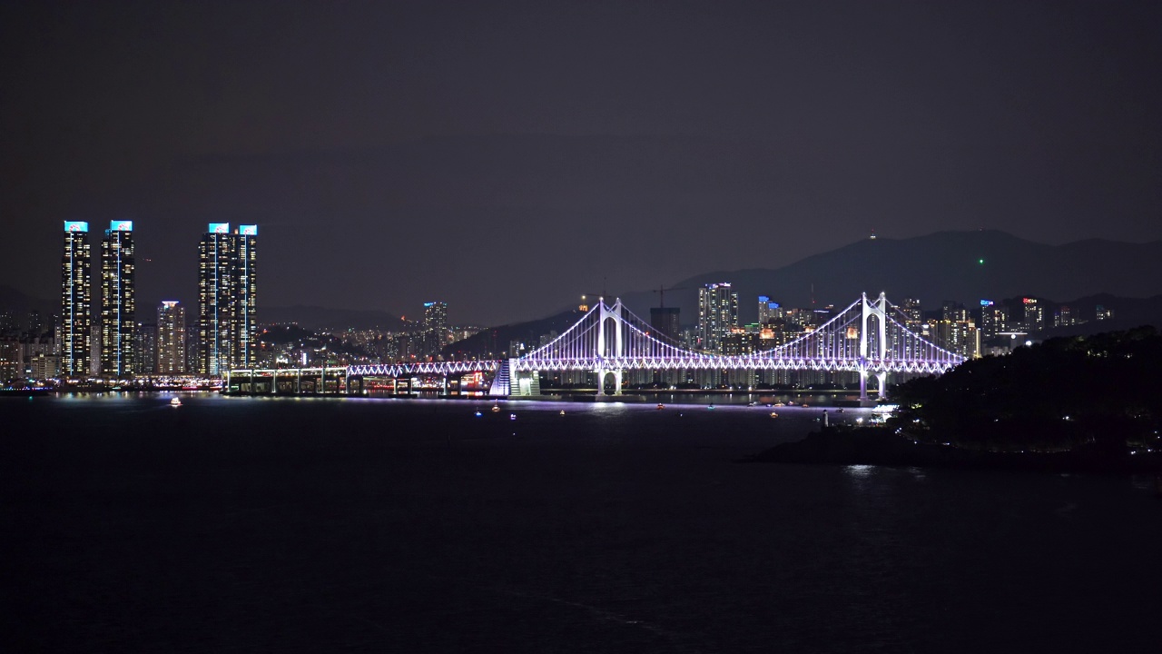 ▽市中心=釜山南区水永区海云台区东白石岛附近的摩天大楼、努里马鲁APEC大厦和广安达桥的夜晚视频素材