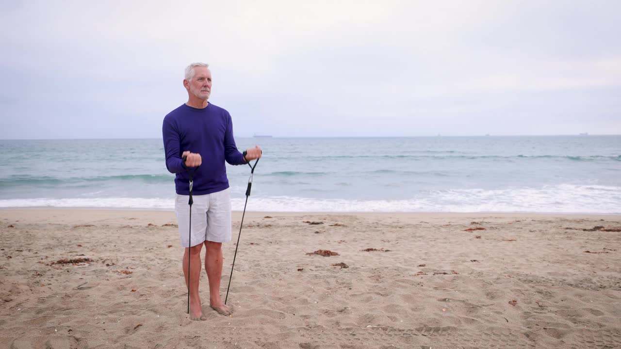 成熟男人在海滩上锻炼视频素材