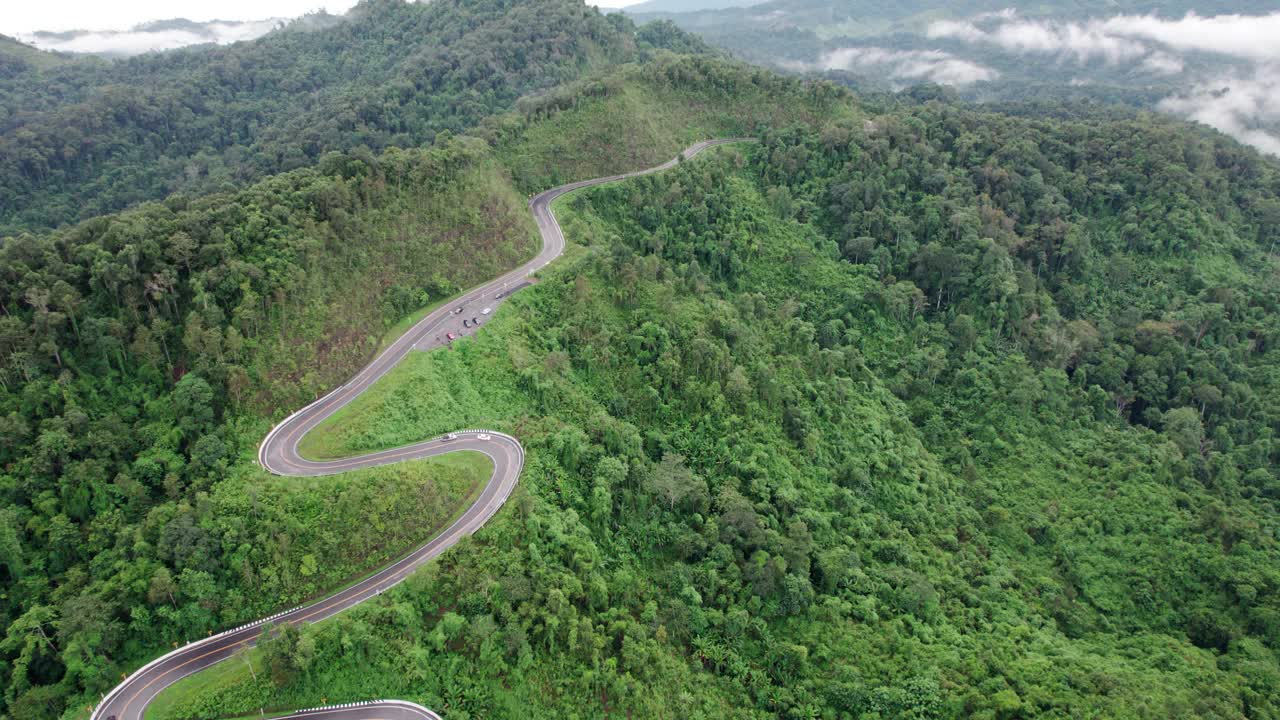 俯视乡村公路穿过绿色森林和山脉视频素材