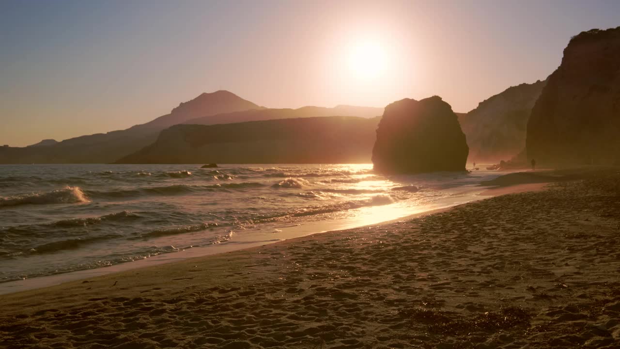 岩石和海浪，海滩，米洛斯，日落阴霾中的希腊视频素材