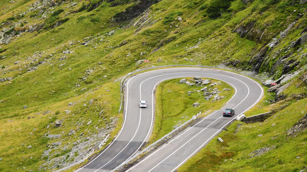 高空俯视山蛇形公路与许多移动的汽车。视频素材