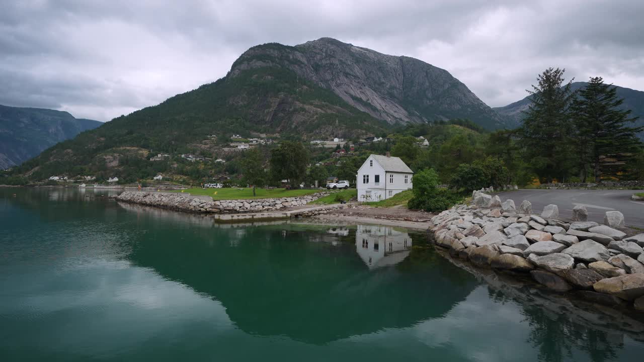 挪威蓝色平静湖的风景视频素材