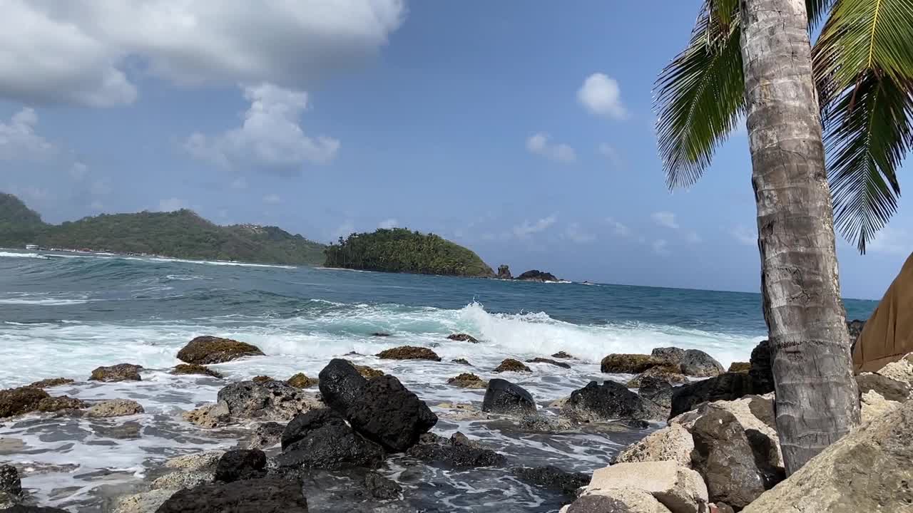 加勒比海岸岛屿海浪荡漾，阳光明媚，度假的绝佳地点视频素材