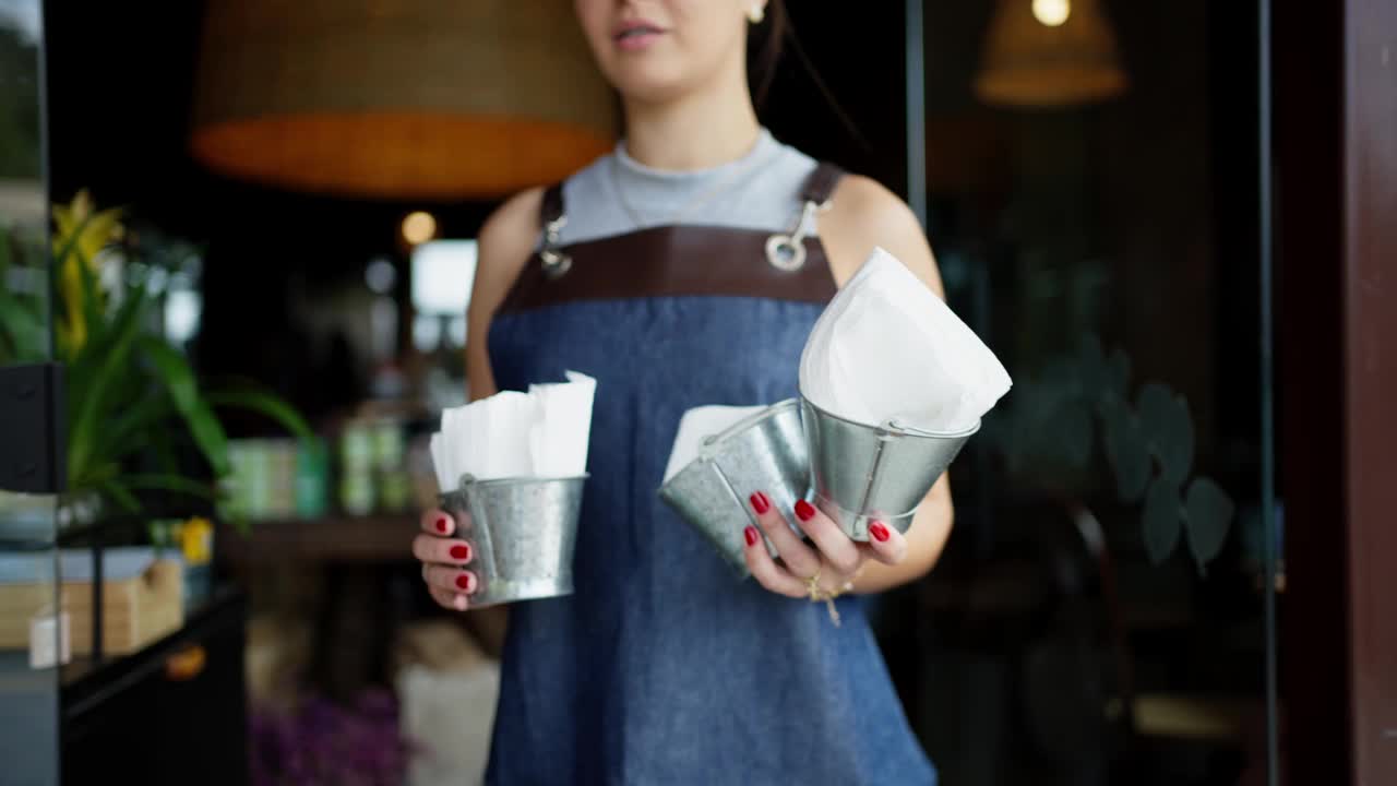 服务员在一家有机咖啡馆和熟食店的院子里摆桌子视频素材