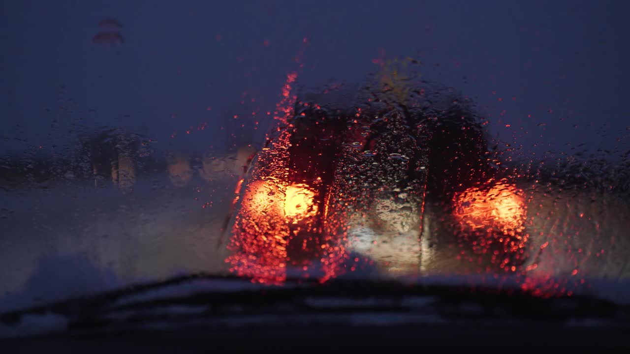 在霜夜大雪中，Suv汽车在交通堵塞中视频素材