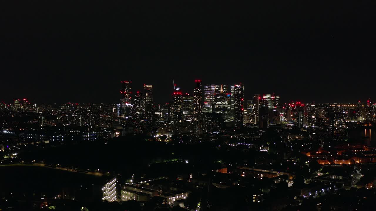 现代伦敦都市夜景，鸟瞰图视频素材