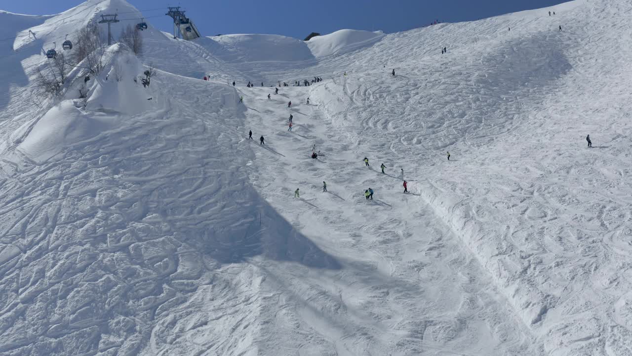 高空观景游客，人们骑着滑雪板在斜坡轨道山上视频素材