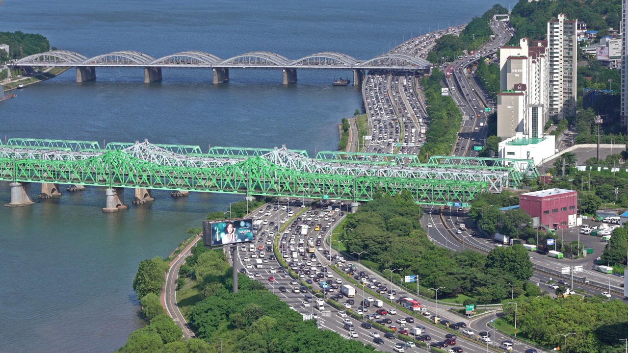 韩国首尔铜雀区，汉江铁路桥、汉江大桥和奥林匹克高速公路附近的市中心视频素材