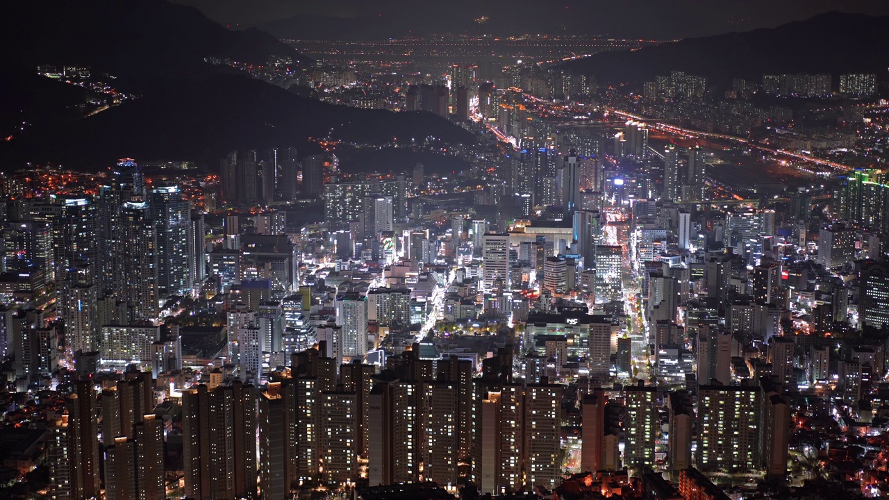 夜晚公寓附近的市中心/釜山镇区，韩国釜山视频素材