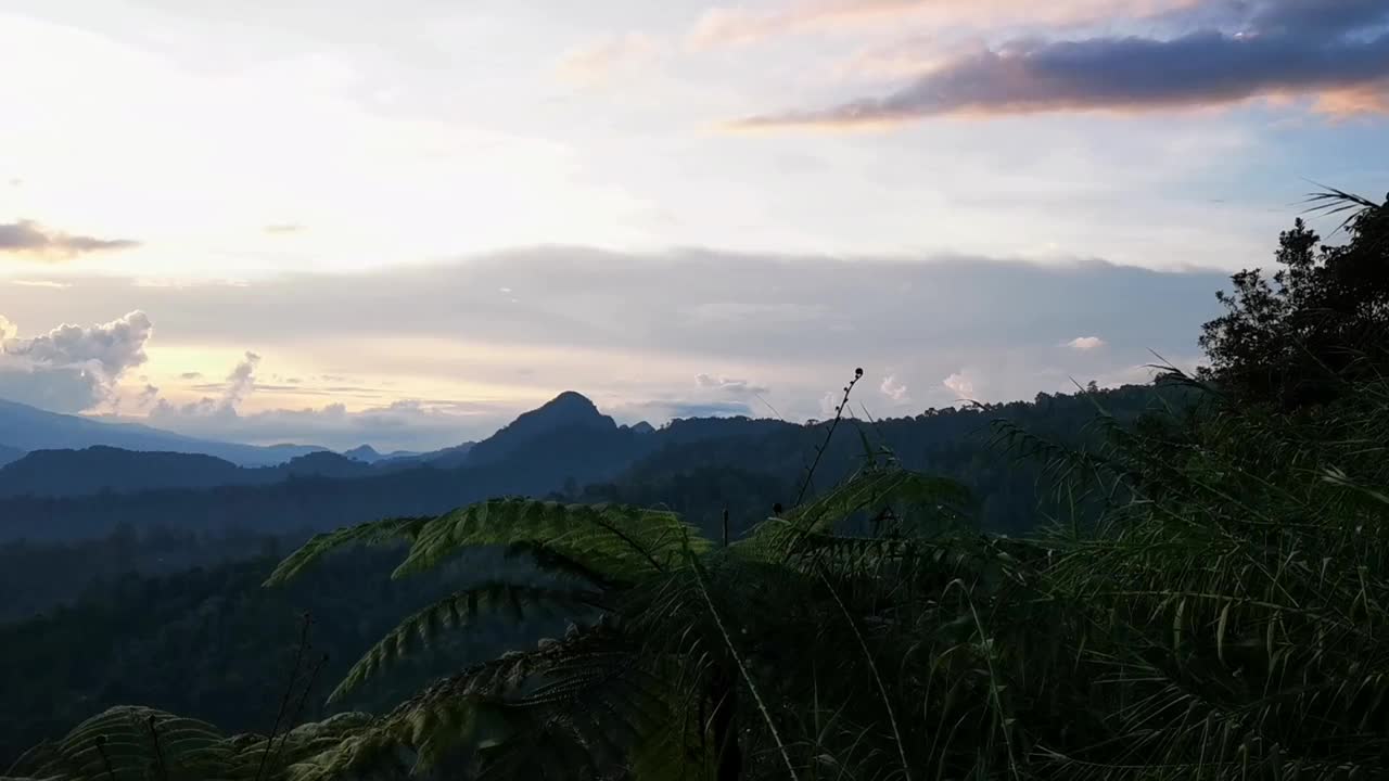 傍晚时分，西苏门答腊岛的山景视频下载