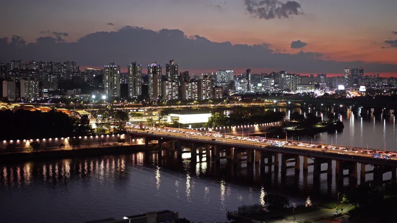 夜景下的Nodeulseom岛、汉江大桥和奥林匹克高速公路附近/韩国首尔铜雀区视频素材