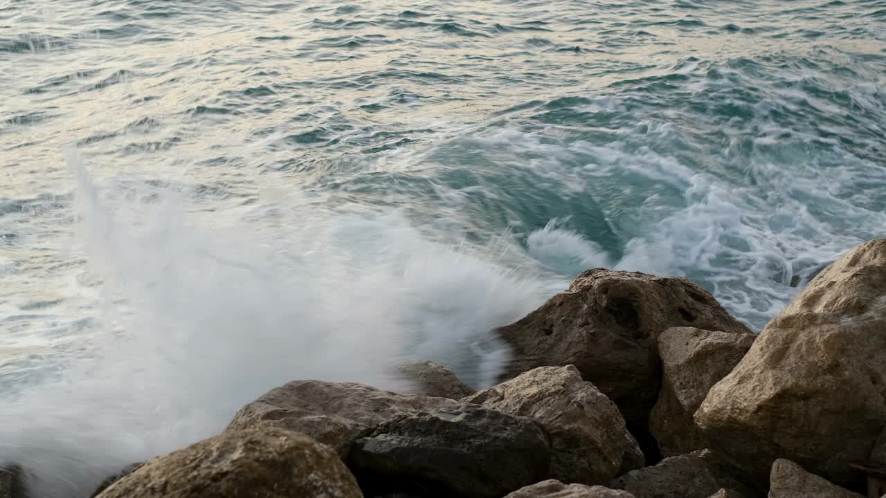 海洋风暴后海浪拍打岩石，气候变化的影响，自然视频素材